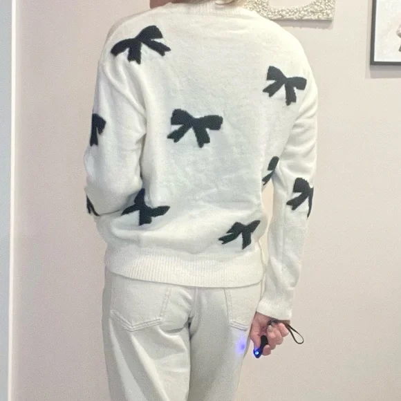 Bow - black and white sweater - Picture 4 of 4